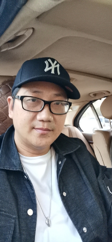拥抱幸福的第一张照片--宁化婚介网